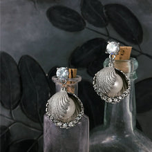 Load image into Gallery viewer, Clamshell Treasure Earrings