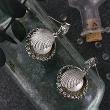 Load image into Gallery viewer, Clamshell Treasure Earrings