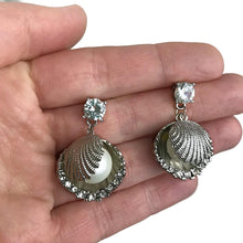 Load image into Gallery viewer, Clamshell Treasure Earrings