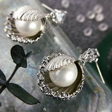 Load image into Gallery viewer, Clamshell Treasure Earrings