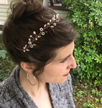 Load image into Gallery viewer, Delicate Floral Headpiece