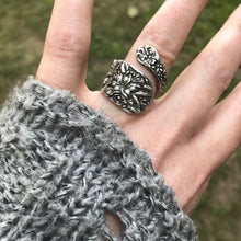 Load image into Gallery viewer, Floral Metal Wrap Ring