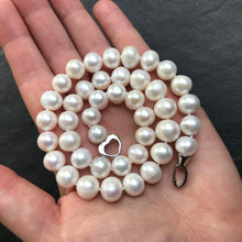 Load image into Gallery viewer, Perfectly Pearly Necklace
