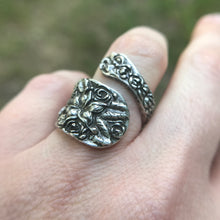 Load image into Gallery viewer, Floral Metal Wrap Ring