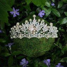 Load image into Gallery viewer, Pearl Princess Crown