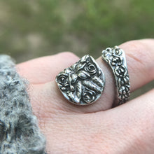 Load image into Gallery viewer, Floral Metal Wrap Ring