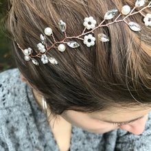 Load image into Gallery viewer, Delicate Floral Headpiece