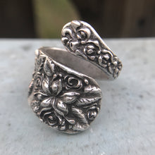 Load image into Gallery viewer, Floral Metal Wrap Ring