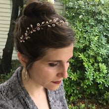Load image into Gallery viewer, Delicate Floral Headpiece