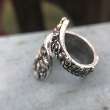 Load image into Gallery viewer, Floral Metal Wrap Ring