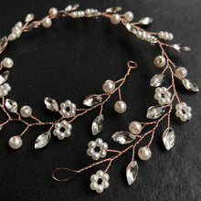 Load image into Gallery viewer, Delicate Floral Headpiece