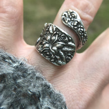 Load image into Gallery viewer, Floral Metal Wrap Ring