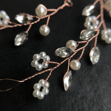 Load image into Gallery viewer, Delicate Floral Headpiece