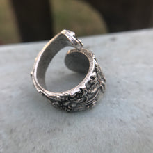 Load image into Gallery viewer, Floral Metal Wrap Ring