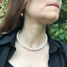 Load image into Gallery viewer, Perfectly Pearly Necklace