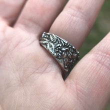 Load image into Gallery viewer, Floral Metal Wrap Ring